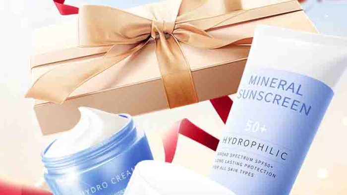 Mẫu Template Poster Sale Mỹ Phẩm PSD khổ dọc với các sản phẩm mỹ phẩm, hộp quà và dải ruy băng, mang không khí khuyến mãi hấp dẫn.