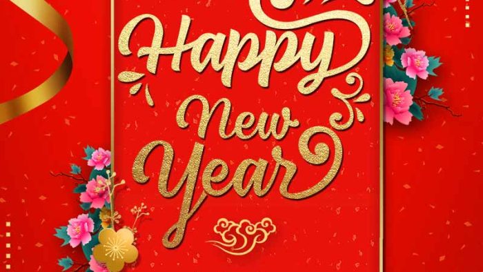 Template Poster Chúc Mừng Năm Mới PSD khổ dọc với chữ "Happy New Year" vàng kim, khung cuộn giấy, hoa và lồng đèn.