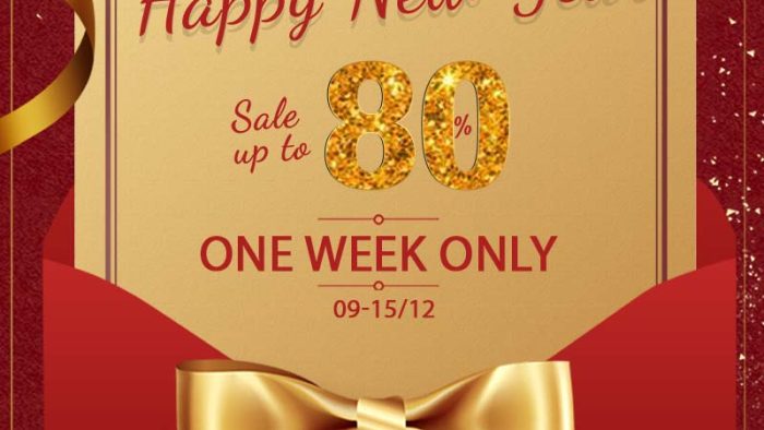 Template Poster Chúc Mừng Năm Mới Sale PSD khổ dọc với hiệu ứng phong bì, chữ "Happy New Year", giảm giá 80% và ruy băng vàng.