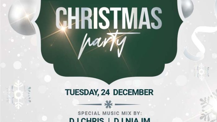 Template Poster Tiệc Giáng Sinh PSD khổ dọc với phông nền xanh lục, bóng trang trí màu bạc, và thông tin tiệc party.